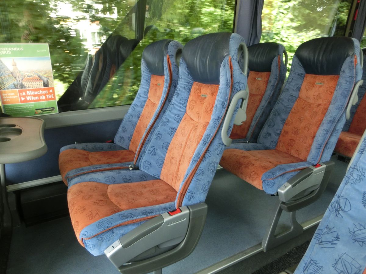 Sitze im Setra S 416 HDH der '100 Jahre Otto Kässbohrer Edition' von Perseus-Reisen aus Neumarkt-St. Veit.
50 Schlafsessel vom Modell 'Top' in Ambiente-Polsterung (in der üblichen 2-2-Bestuhlung das Topmodell) mit Lederkopfteil, Klapptischchen, Fußrasten und vielem mehr laden zum Platz nehmen ein. Weiterhin gibt es Deckensets mit Lüftungsdüsen, Leselampen und Lautstärkeregelung für die Lautsprecher sowie Rollos an den Fenstern. Natürlich gehören auch Bordküche und Toilette zur Ausstattung.