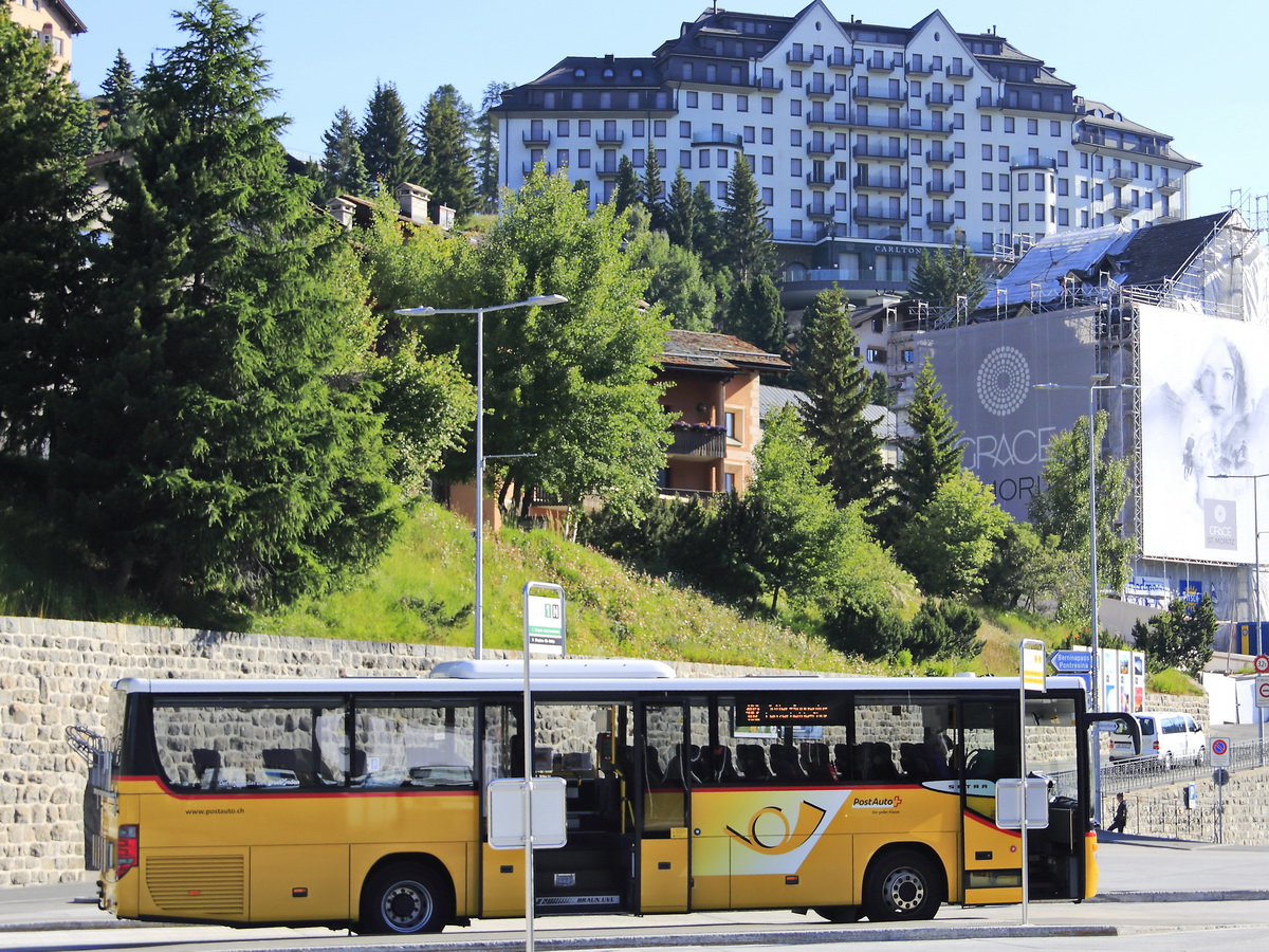 St. Moritz am 01. Juli 2018, steht vor dem Bahnhof ein Setra S 415 der Postbus.ch.
