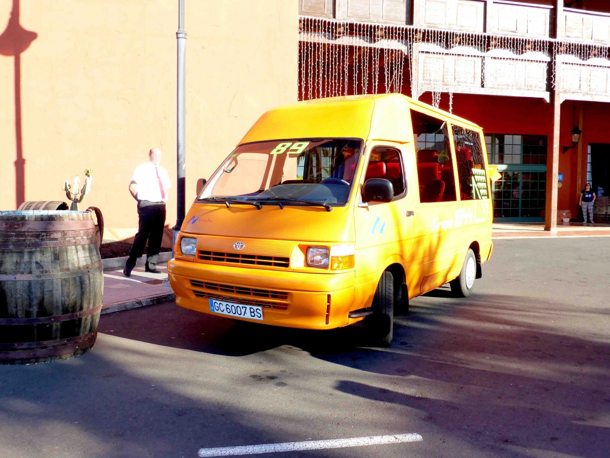 Toyota-Kleinbus als Transferfahrzeug zum Flughafen La Palma, Januar 2016