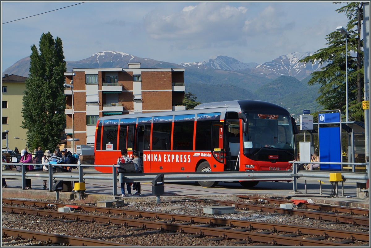 Um den Reisenden des Bernina-Express eine Sinnvolle weiterreise zu erm�glichen verkehrt einmal am Tag ein Bus von Tirano nach Lugano, hier bei der Ankuft in Lugano am 
5. Mai 2014