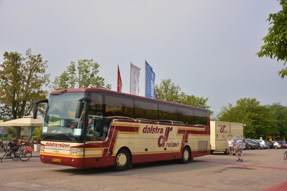 Van Hool T915 Alicron mit Radanh�ner von Dalstra Reisen aus den NL im Mai 2017 in Krems.