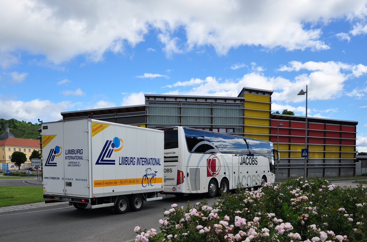 Van Hool TX16 astron mit Radanh�nger von JACOBS Reisen aus Belgien in Krems gesehen.