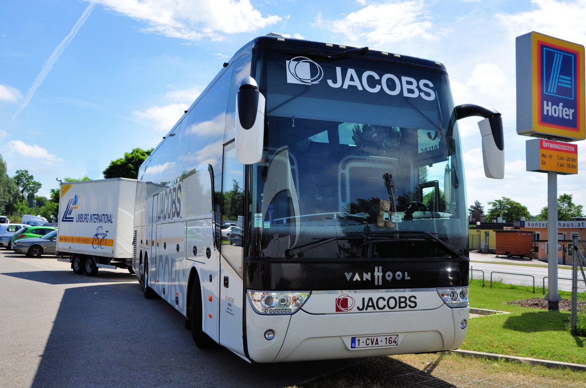Van Hool TX16 astron mit Radanh�nger von JACOBS Reisen aus Belgien in Krems gesehen.