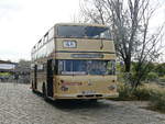 Der B�ssing DE 65 steht an der Auffahrt zum Depot f�r Traditionsbus in der Monumentenstra�e in Sch�neberg am 08.
