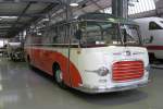 Im Verkehrs Museum in M�nchen an der Theresienwiese stand am 10.5.1998  dieser Setra S 7 Reisebus.