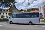 Kleinbus IVECO Dayly aus Nieder�sterreich im Mai 2015 in Krems gesehen.