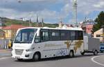 Kleinbus IVECO mit Anh�nger von Zw�lfer Reisen aus �sterreich 06/2017 in Krems.