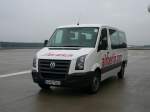 VW Crafter als Zubringerbus unterwegs auf dem Vorfeld des N�rnberger Flughafens am 1.