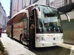 MB Travego wartet auf weitere Fahrg�ste in Lourdes, September 2015