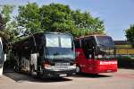 Links ein Setra 416 HDH von Schlatzer Reisen/�sterreich und rechts ein Neoplan Cityliner von Aschenbrenner aus der BRD im Mai 2015 in Krems.