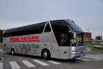 NEOPLAN STARLINER von TOM Reisen aus Ober�sterreich am 29.9.2012 in Krems gesehen.