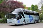Der neue NEOPLAN STARLINER vom Reiseb�ro H�SSINGER aus Wien und St.P�lten/�sterreich im April 2013 in Krems.