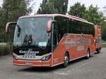 Setra 515 HD mit Anhänger von Grötzinger Reisen aus Deutschland in Waren.