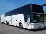 Van Hool T917 von Happyday Hanke aus Deutschland mit Radanhänger im Stadthafen Sassnitz.