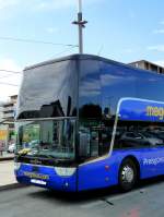 Frankreich, Languedoc-Roussillon, H�rault, Montpellier Sabines (an der Trambahn Linie 2): ein megabus.com (VanHool TX27 astromega) auf der Fahrt nach Spanien.