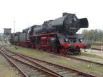 03 1090 ist für mich keine Unbekannte.Da die Lok in Stralsund Zuhause war konnte ich Sie des Öfteren bei uns im Nordosten antreffen.Am 03.Oktober 2014,fraff ich Sie deshalb in Schwerin