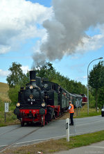 Am 17.07.2016 war 91 134 und 112 703 zwischen Greifswald und Ladebow unterwegs. Hier überquert die 91 134 des Eisenbahn und Technikmuseum Schwerin den Bahnübergang vor dem Greifswalder Museumshafen
