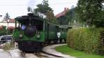 Einfahrt der Chiemseebahn in den Bahnhof Prien-Chiemseebahnhof.