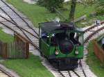 Die kleine Dampflokomotive der Chiemseebahn beim Umsetzen im Bahnhof Prien-Stock.