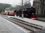 Am 13.12.2015 steht der Zug nach Wernigerode in Eisfelder Talm�hle und wartet auf seine Abfahrt.