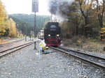 31.10.2016: 99 7245-6 mit ihrem Personenzug bei der Ausfahrt aus Eisfelder Talm�hle nach Drei-Annen-Hohne.