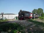 Am 30.04.2011 bef�hrt ein aus Hettstedt kommender Personenzug mit Lok 11 den Bahn�bergang an der Biogasanlage in Klostermansfeld.
