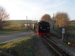 99 4633 fuhr,am 29.November 2014 immer noch in der Schwarzen Farbgebung und mit Loknummer.Am Bahn�bergang in Serams �berquerte der Zug die Bundesstra�e 196.Platz.3(Bild des Monats)November.2014