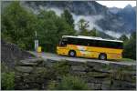 Im engen Tal am steilen Weg h�lt ein Post-Bus in Foroglio.
