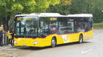 MB Citaro der Postauto.ch an der Haltestelle Schlo� Laufen am Rheinfall im Oktober 2019